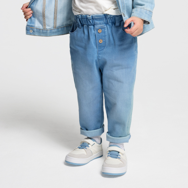 بنطال بخصر عالٍ، باللون الأزرق للفتيات الصغيرات